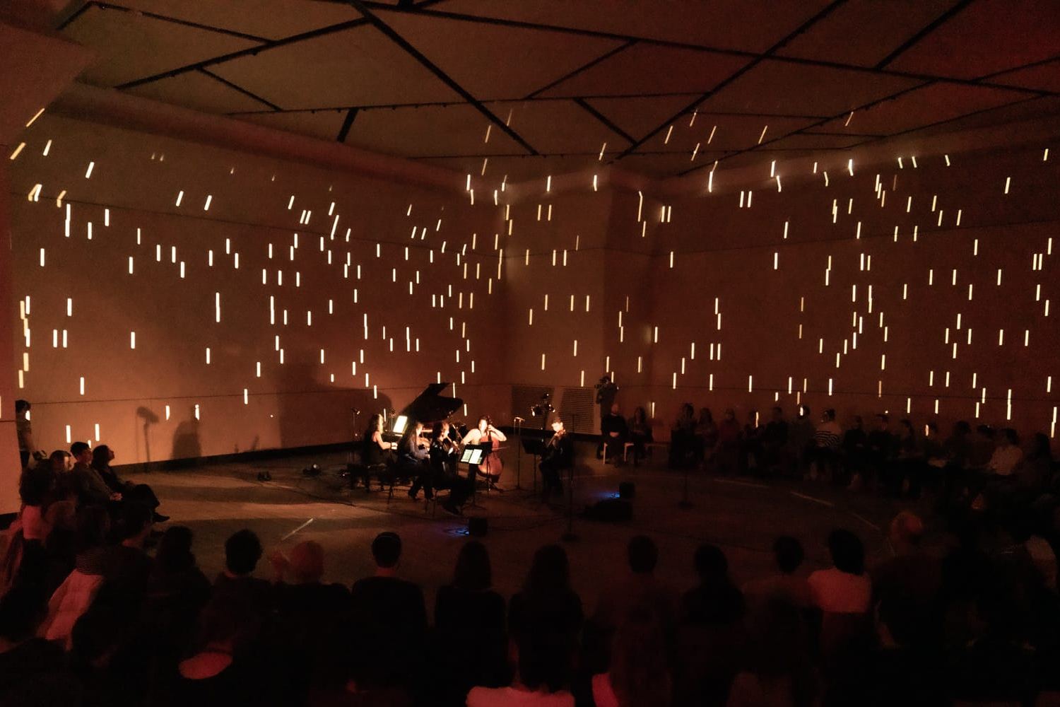 Ensemble de CreArtBox en una sala envuelta por una instalación de puntos de luz